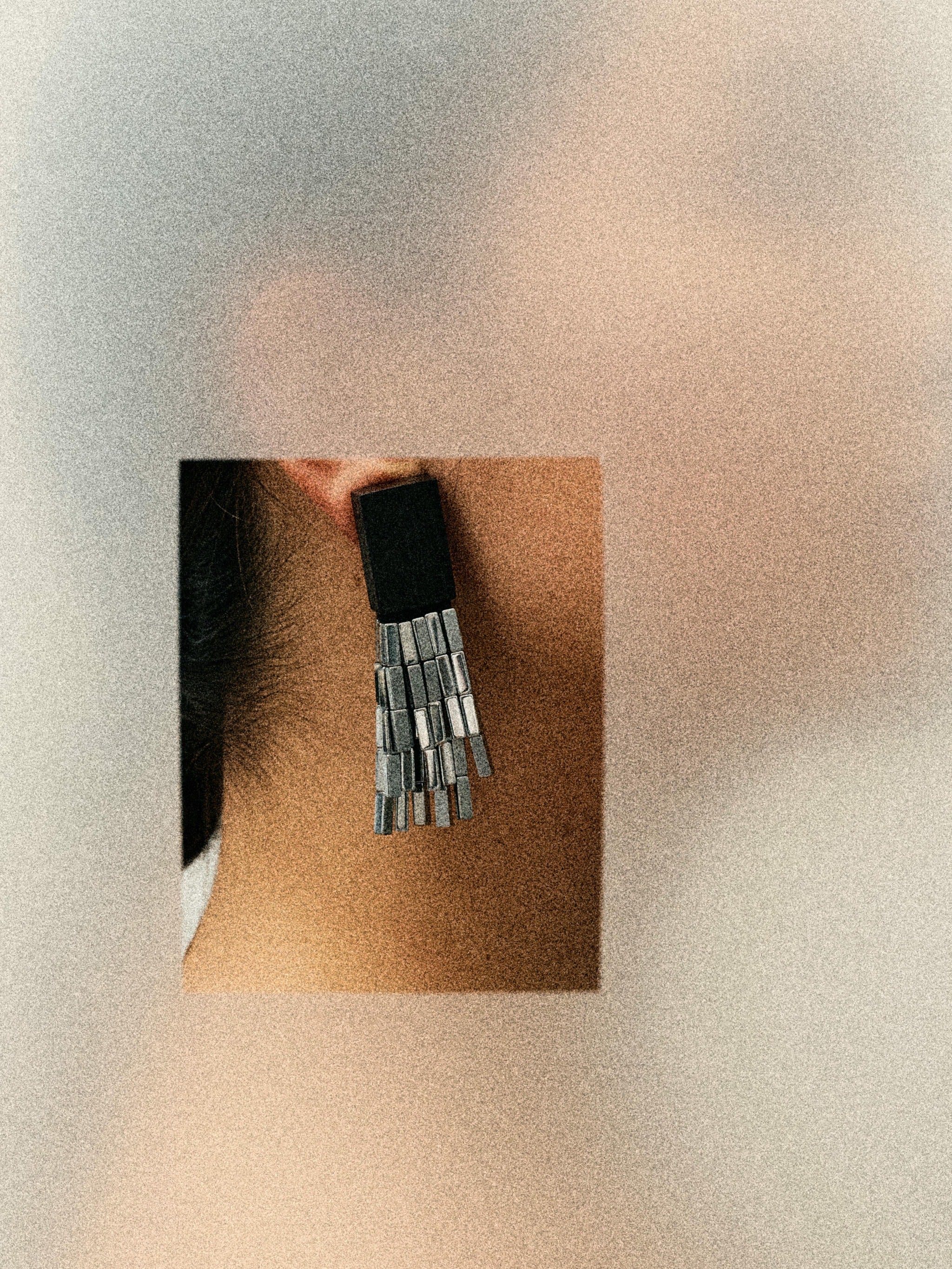 Aria earring: hematite stone, acacia - Image 4