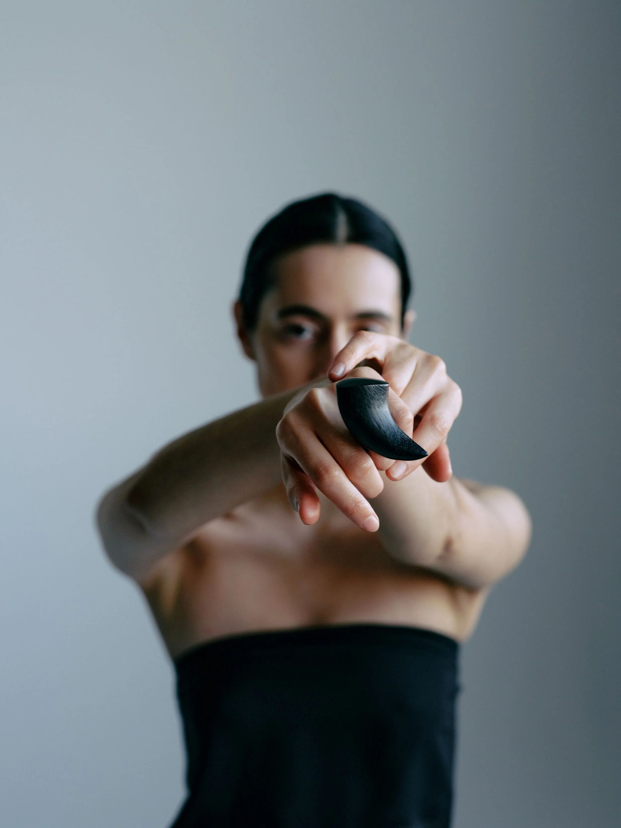 Aru ring: black acacia, leather - Image 2
