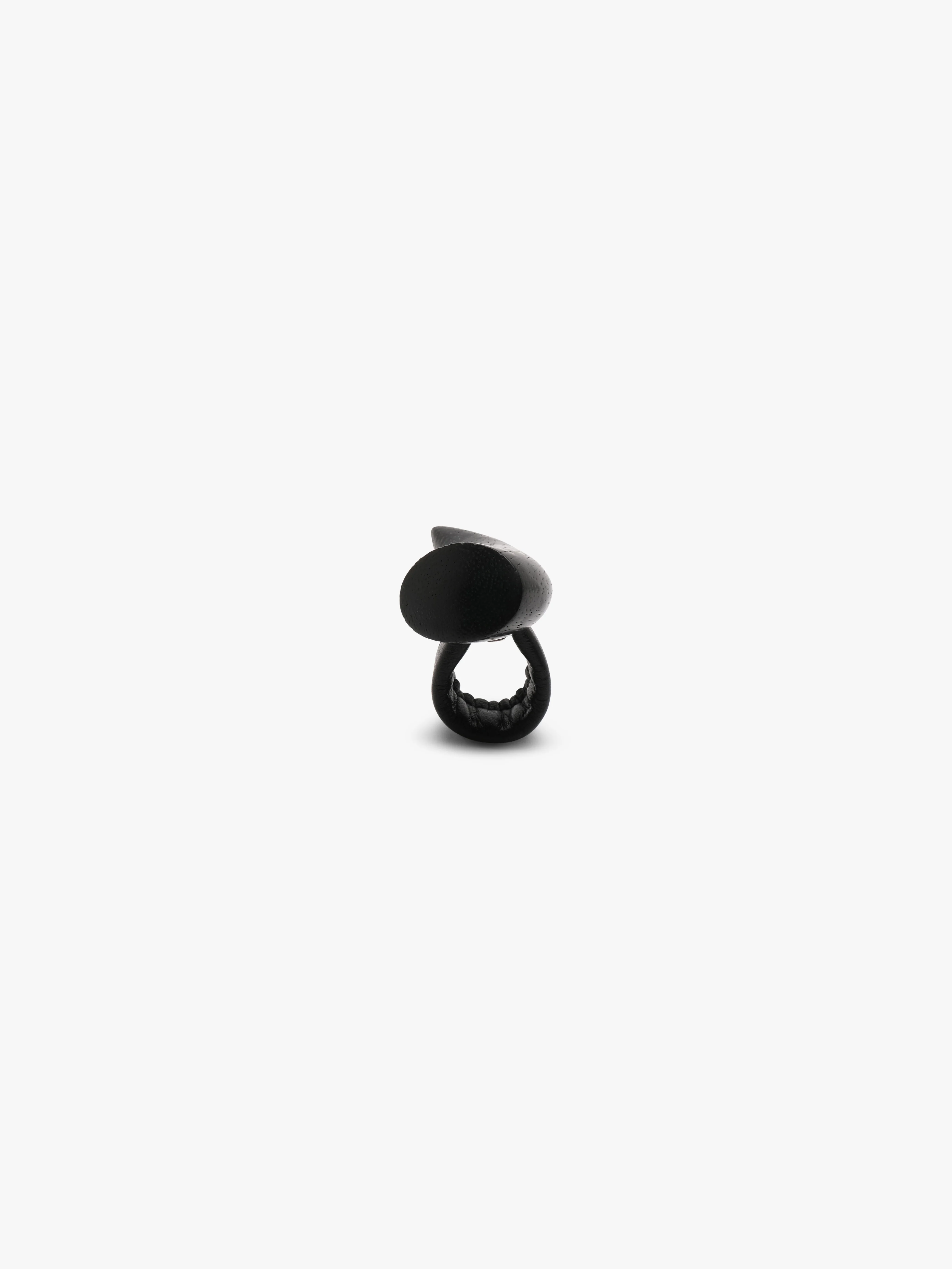 Aru ring: black acacia, leather - Image 6