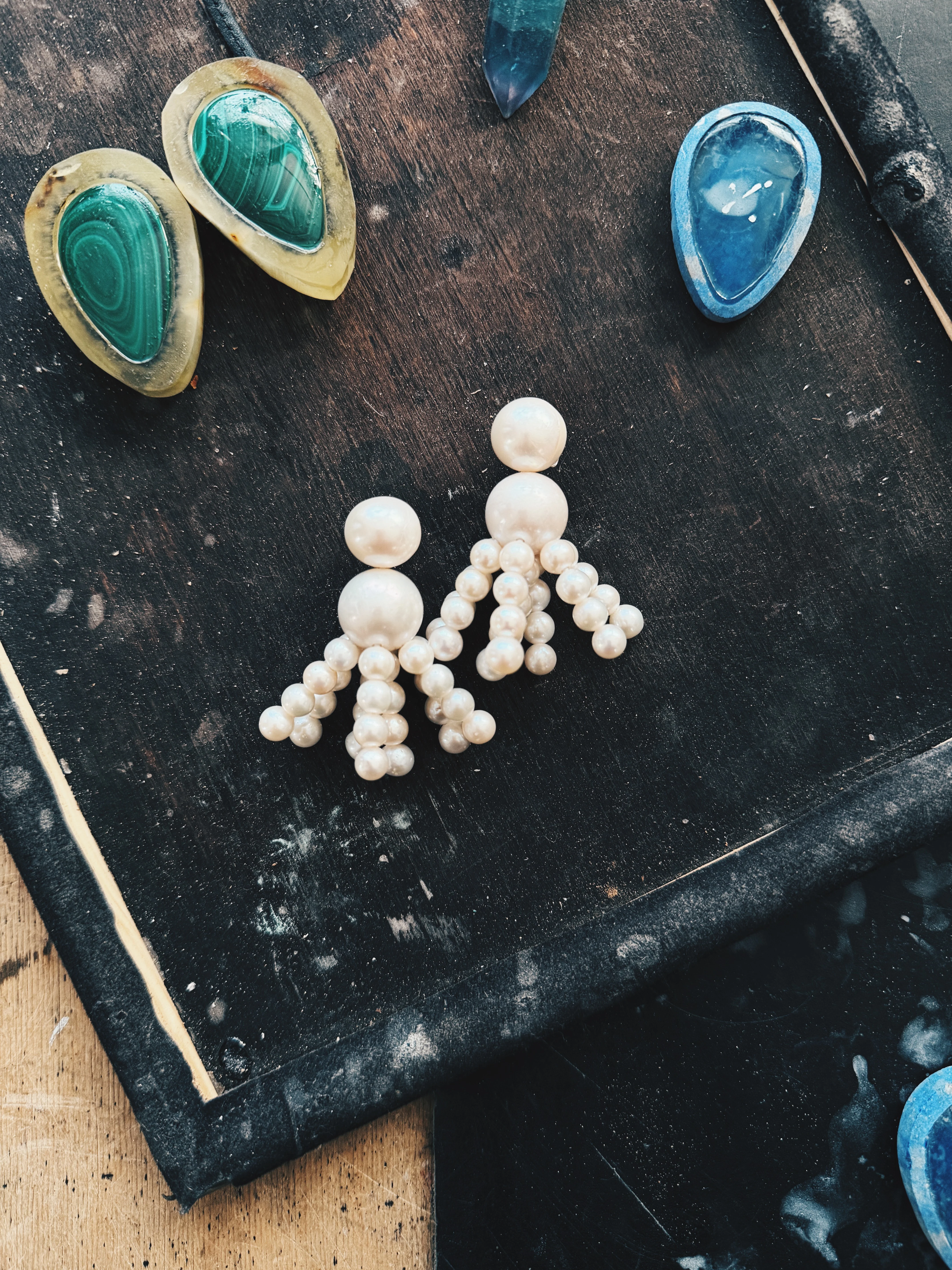 Earrings: freshwater pearls, horn - Image 2