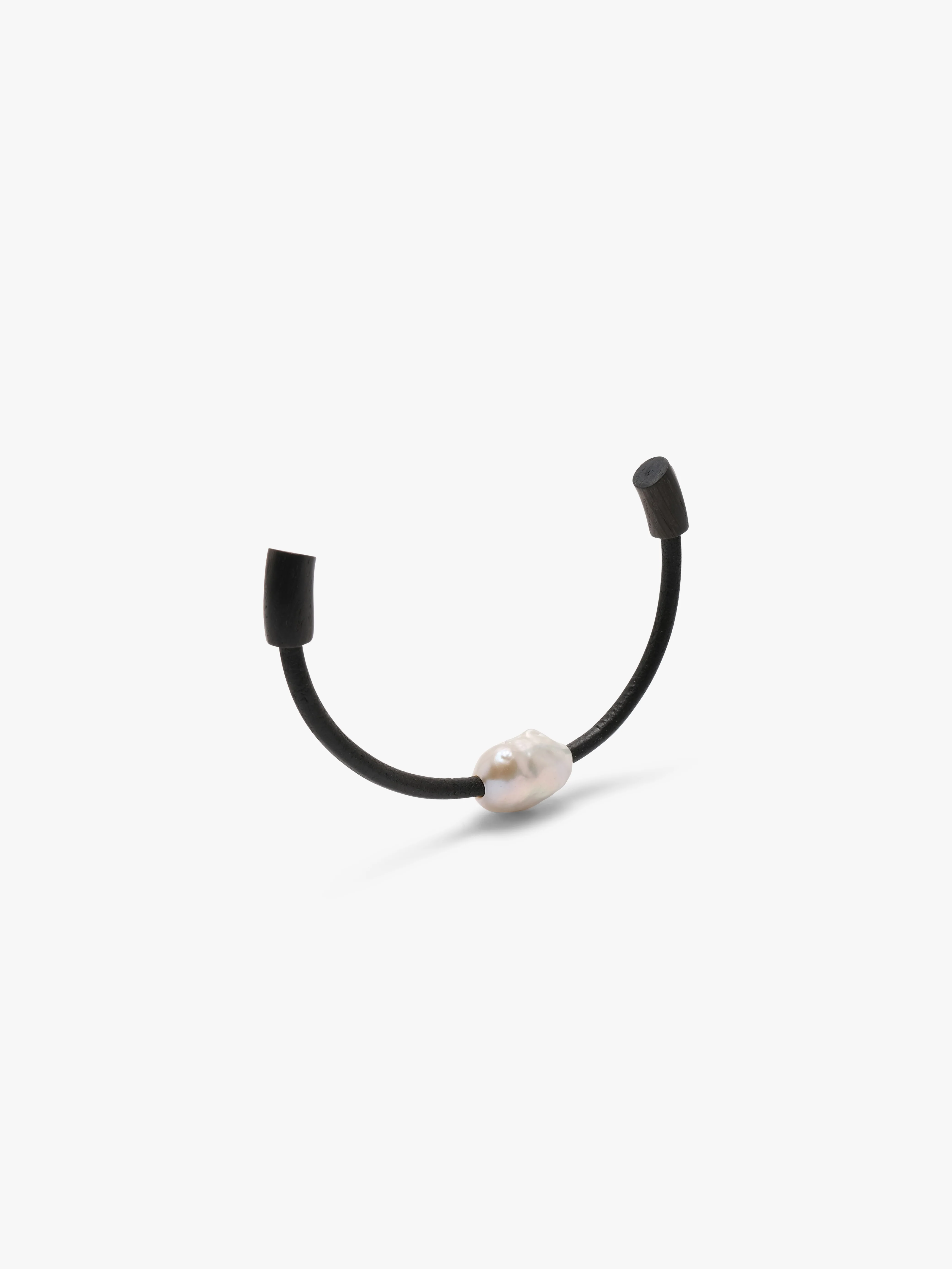 Grève bracelet: baroque pearl, bog oak lock - Image 3