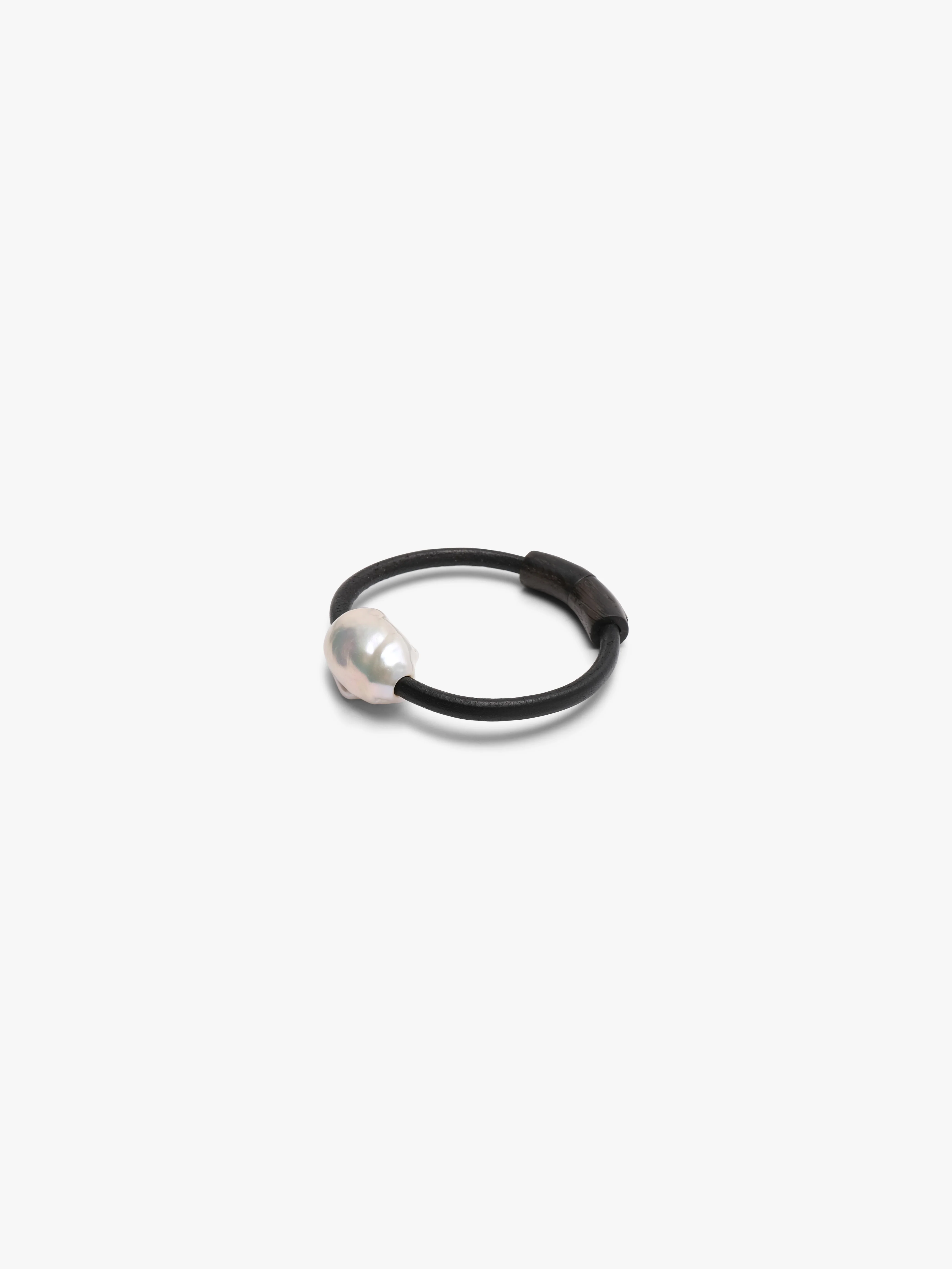 Grève bracelet: baroque pearl, bog oak lock - Image 4