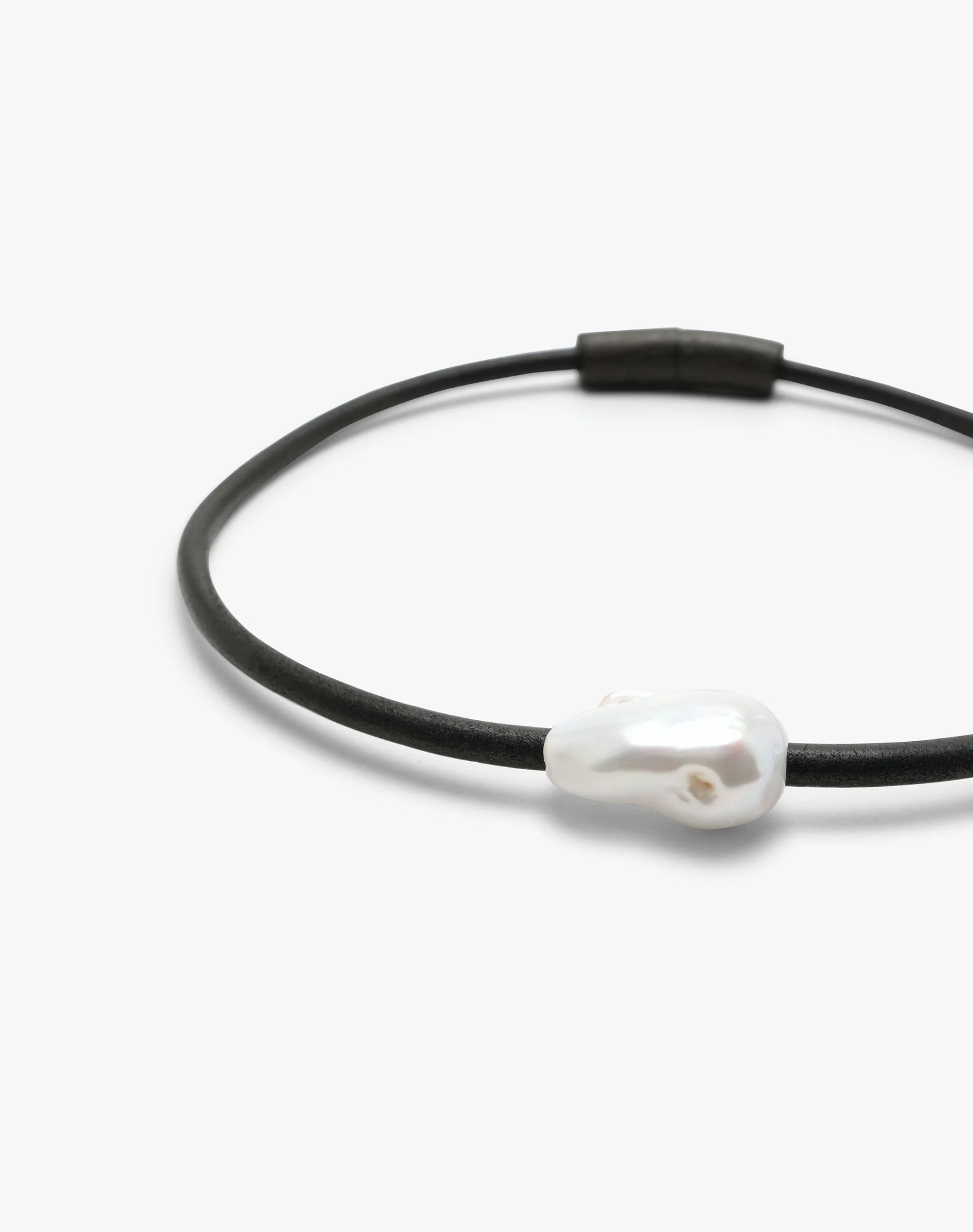 Lyséa necklace: leather, baroque pearl - Image 4