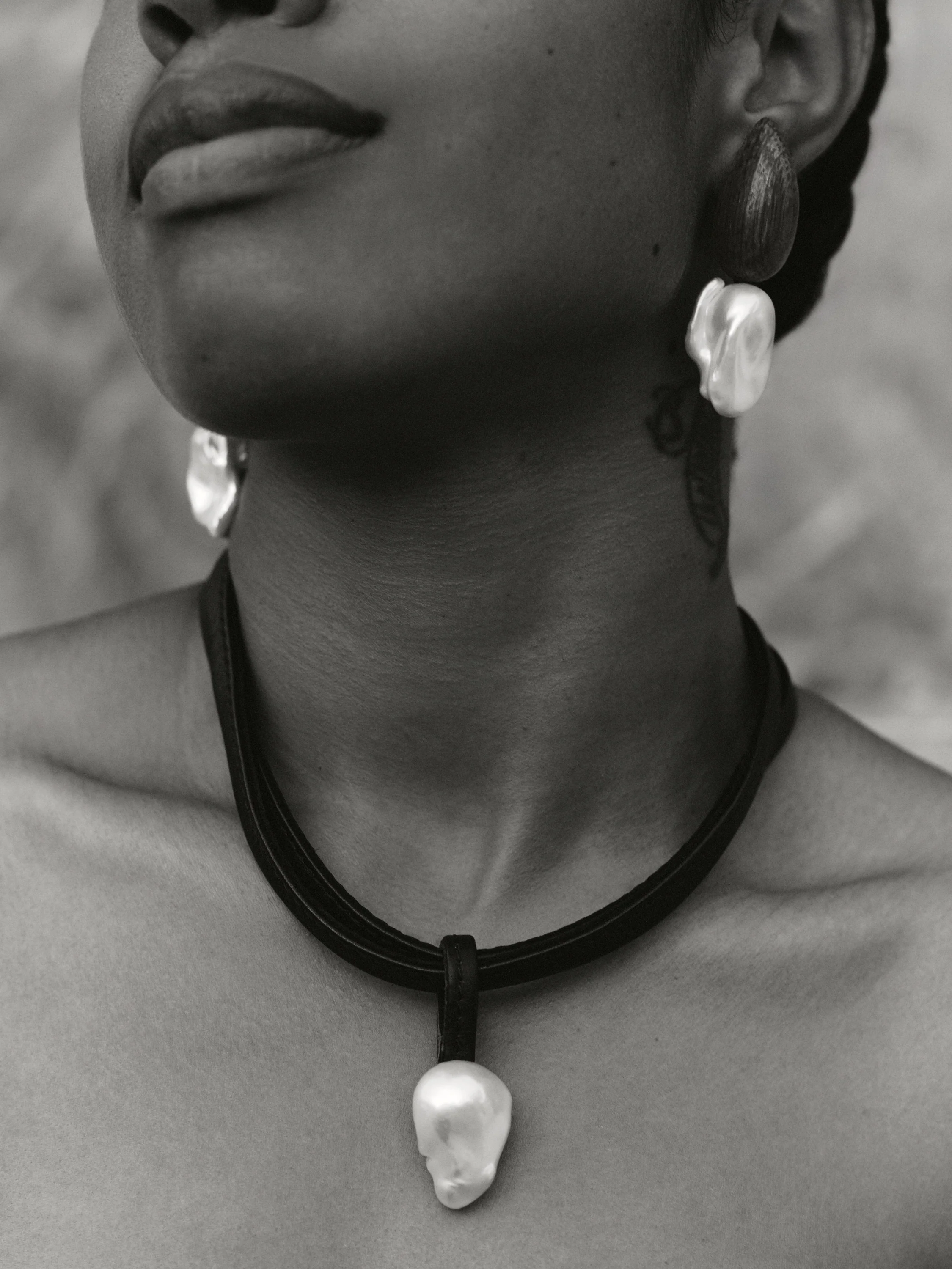 Charbon necklace: leather, baroque pearl - Image 2