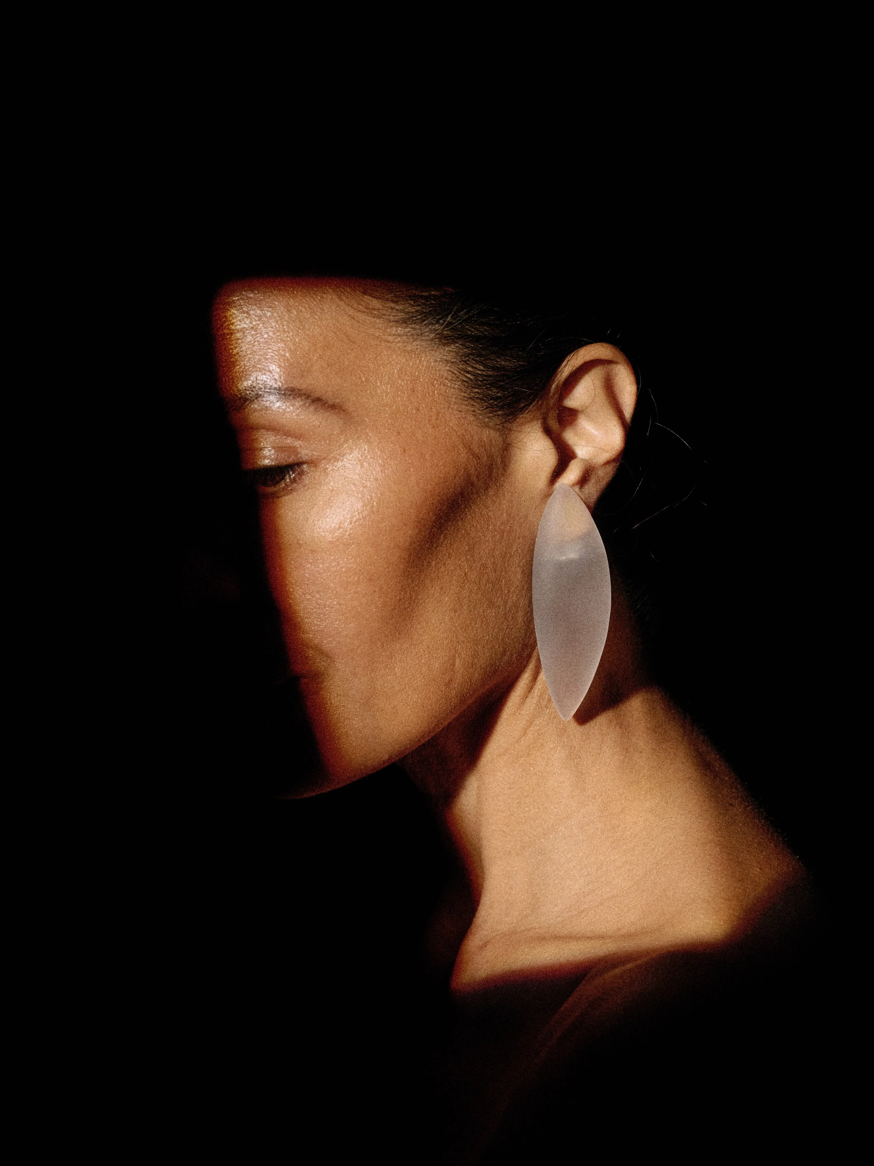 Nimara earrings: frosted greencast - Image 2